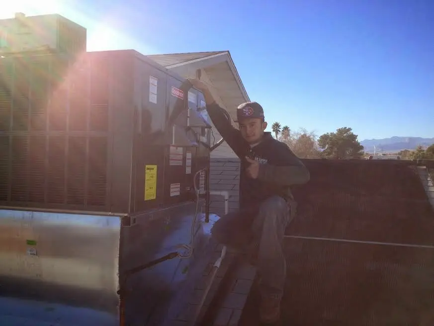 HVAC technician performing Heat Pump Repair on a rooftop unit in Thonotosassa
